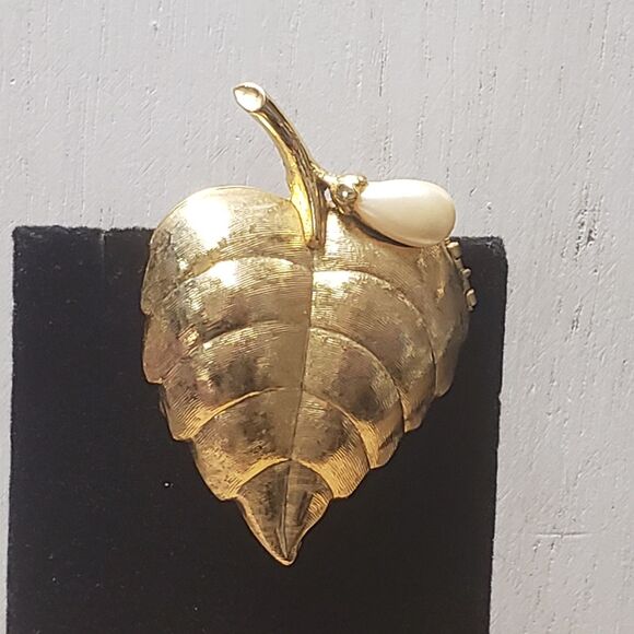 Vintage 1960s AVON Goldtone Faux Pearl On Leaf Creme Perfume Brooch (No Perfume) - Picture 4 of 16